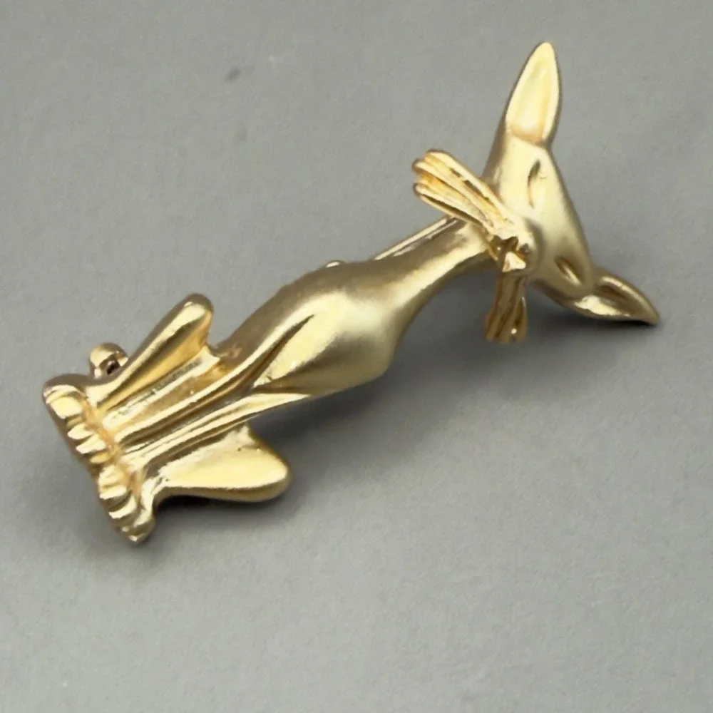 Vintage Gold Tone Sitting Cat Brooch Pin Minimalist Feline Kitty Unsigned